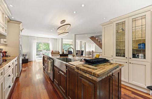 King Cottage | Cozy Getaway: Stunning Cottage- 6 Beds and 4 Baths