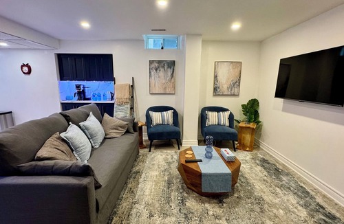 Erin Mills Apartment | Cozy Hidden Gem | Stylish 2BR + Sofa Bed | Comfort
