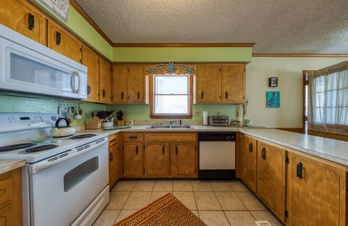 Caine Woods House | Cozy Home 3 Blocks From Beach w/Central AC, Deck, Private Washer/Dryer, WiFi