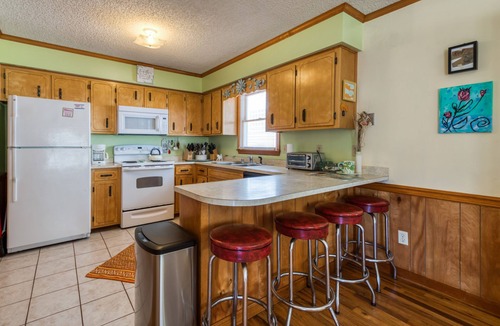 Caine Woods House | Cozy Home 3 Blocks From Beach w/Central AC, Deck, Private Washer/Dryer, WiFi