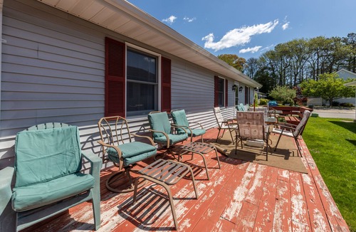 Caine Woods House | Cozy Home 3 Blocks From Beach w/Central AC, Deck, Private Washer/Dryer, WiFi