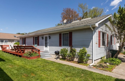 Caine Woods House | Cozy Home 3 Blocks From Beach w/Central AC, Deck, Private Washer/Dryer, WiFi