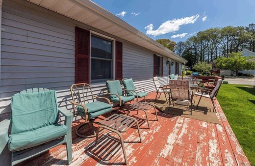 Caine Woods House | Cozy Home 3 Blocks From Beach w/Central AC, Deck, Private Washer/Dryer, WiFi