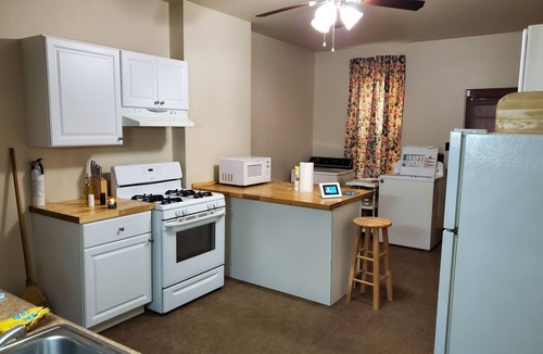 Johnstown House | Cozy home for business or family stay