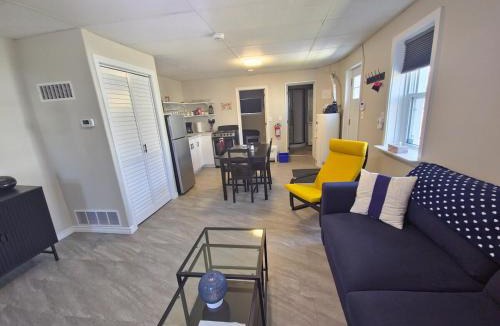 Rideau Heights Apartment | Cozy home on a quiet street minutes to DT Kingston