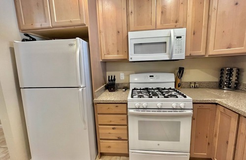 Prescott House | COZY HOME WITH LARGE SHADED BACKYARD. HOT TUB,CORN HOLE,FIREPIT,