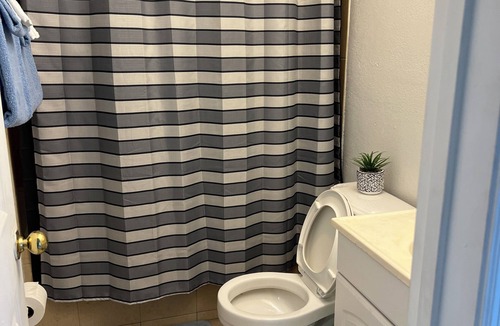 Oak Ridge House | Cozy house in charming Orlando with WiFi, AC