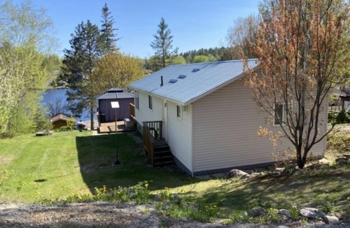 St. Charles Cottage | COZY LAKE FRONT COTTAGE ON NEPEWASSI LAKE