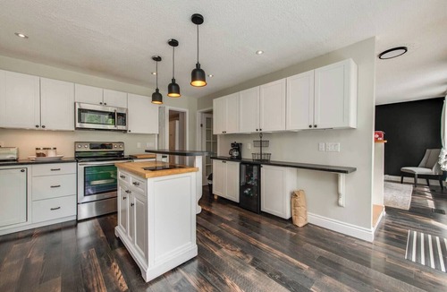 Georgina Cottage | Cozy lake Simcoe cottage, pass to lake provided.