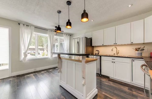 Georgina Cottage | Cozy lake Simcoe cottage, pass to lake provided.