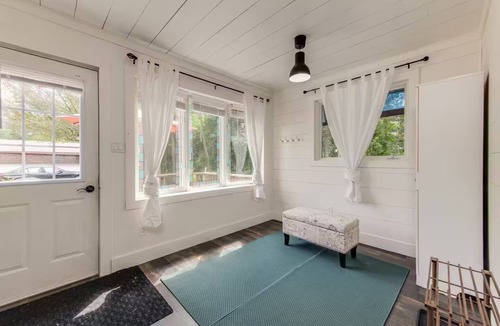 Georgina Cottage | Cozy lake Simcoe cottage, pass to lake provided.
