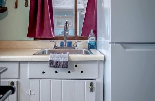 Leamington Cabin | Cozy Lake Tiny House Incredible to Create New Memories in Ontario