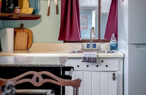Leamington Cabin | Cozy Lake Tiny House Incredible to Create New Memories in Ontario