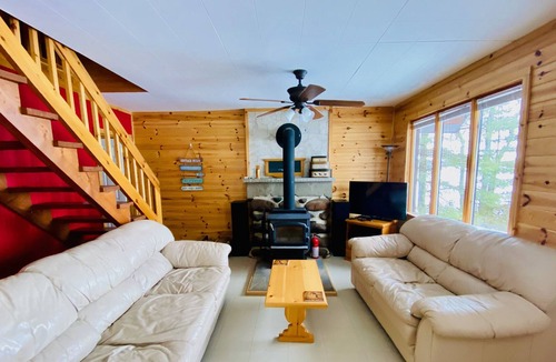 West Nipissing Cottage | Cozy Lakeside Cottage with Private Pool in the Summer