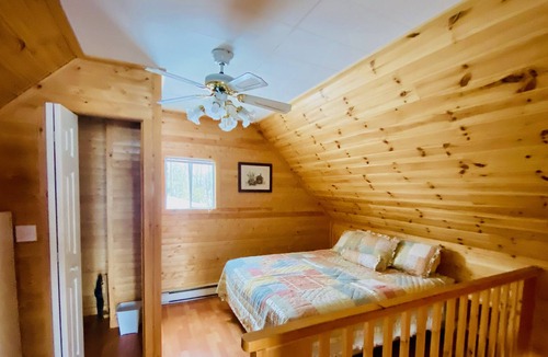West Nipissing Cottage | Cozy Lakeside Cottage with Private Pool in the Summer