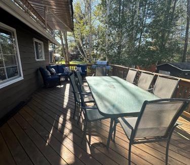 Windermere House | Cozy lakeside Cottage on 3 Mile Lake with Wifi