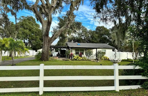 Valrico House | Cozy little White House
