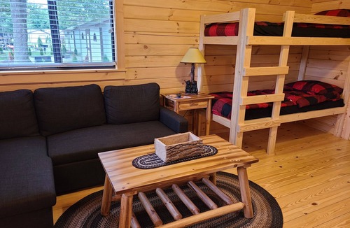 White Cabin | Cozy Log Cabin #4 Minutes from Seven Springs and Hidden Valley!