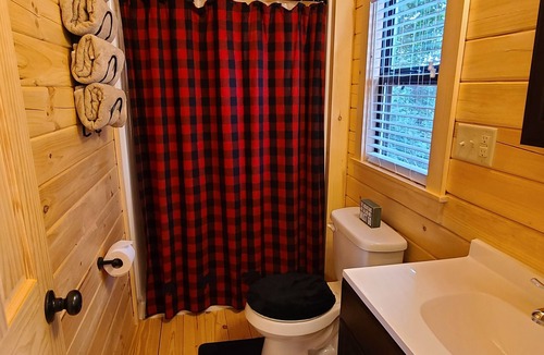 White Cabin | Cozy Log Cabin #4 Minutes from Seven Springs and Hidden Valley!