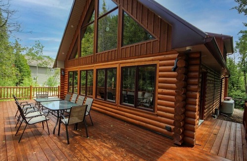 Tobermory Cottage | Cozy Log Cabin Retreat in the Heart of Tobermory