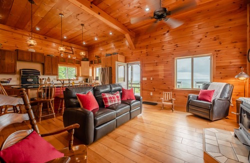 Naples House | Cozy Maple Farm Lodge in the Finger Lakes. Close to wine trails & skiing