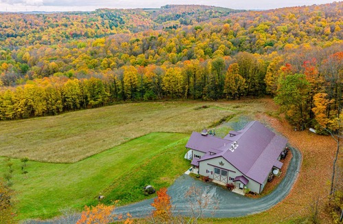 Naples House | Cozy Maple Farm Lodge in the Finger Lakes. Close to wine trails & skiing