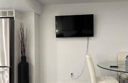 Lisgar House | Cozy Modern Basement apartment in Mississauga near all the happening places.