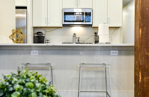 Central Business District Hotel | Cozy Modern NOLA Condo + Private Patio: Walk to CBD Hotspots & French Quarter