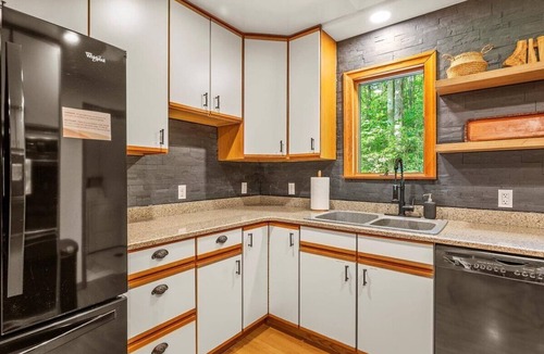Jefferson Township House | Cozy Mountain Chalet Amid Brilliant Fall Colors