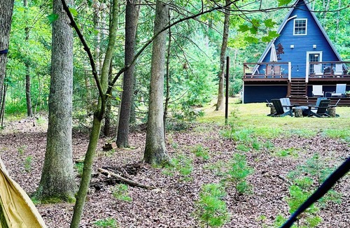 Biglerville Cabin | Cozy Nature Retreat A-Frame Cabin in Woods Firepit Creek Large Deck Sleeps 6