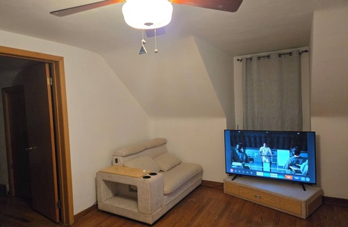 Southmont House | Cozy newly renovated unit in a delightful hilltop with AC near Hospital