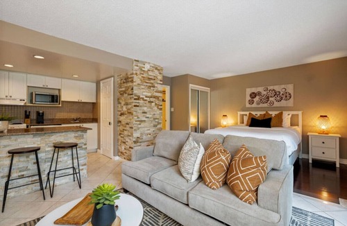 Craigleith Condo | Cozy North Creek Studio: Pool, Hot Tub, Tennis!