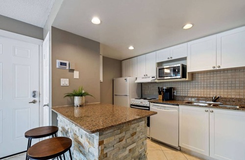 Craigleith Condo | Cozy North Creek Studio: Pool, Hot Tub, Tennis!