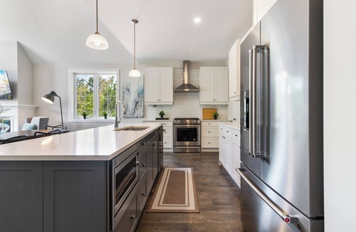 The Blue Mountains House | Cozy open concept HILL VIEW house, walk to Ski & Village, outdoor hot tub & pool