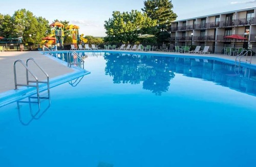 Harrisburg House | Cozy Pet-Friendly Rooms w/Playground – Near Hersheypark Fun!
