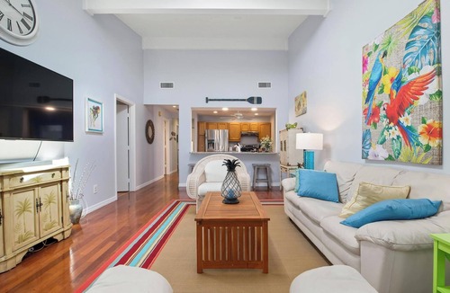 Vamo House | Cozy Pool Home Short Drive to Siesta Key Beaches