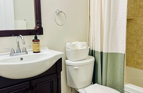 Churchill Meadows House | Cozy Private 1BR Walk-Out Suite