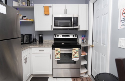 Fairvilla House | Cozy Private Entry Apt w/Full Size Kitchen