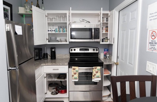 Fairvilla House | Cozy Private Entry Apt w/Full Size Kitchen