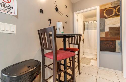 Fairvilla House | Cozy Private Entry Apt with a Full-Size Kitchen