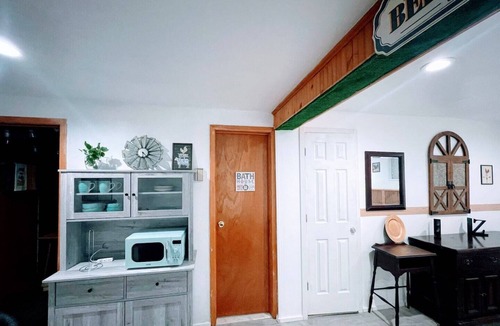 Bethpage House | Cozy private Farmhouse Studio with personal entrance near Bethpage State Park, golf courses, and the LIRR. A peaceful, comfortable stay close to parks, shops, dining, and transportation.