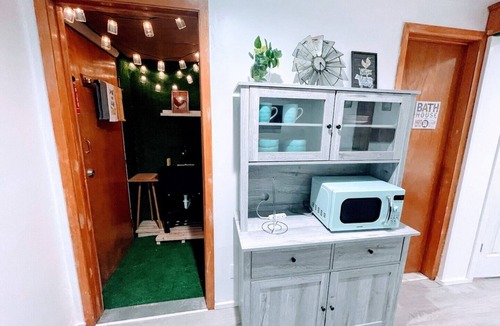Bethpage House | Cozy private Farmhouse Studio with personal entrance near Bethpage State Park, golf courses, and the LIRR. A peaceful, comfortable stay close to parks, shops, dining, and transportation.
