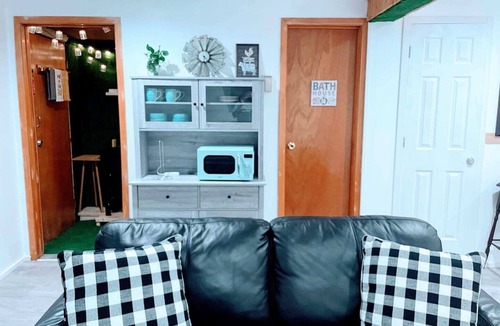 Bethpage House | Cozy private Farmhouse Studio with personal entrance near Bethpage State Park, golf courses, and the LIRR. A peaceful, comfortable stay close to parks, shops, dining, and transportation.