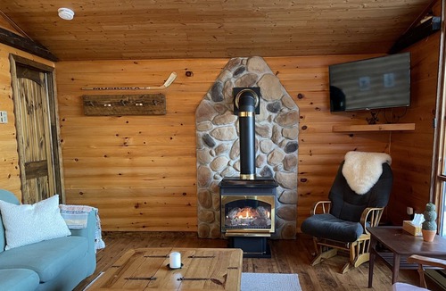 Kearney Cottage | Cozy & Private Lakefront Cabin in Muskoka