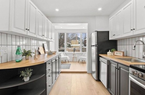 Briar Hill - Belgravia House | Cozy Private Room in Forest Hill | Second Floor | 28+ Day Stays Only
