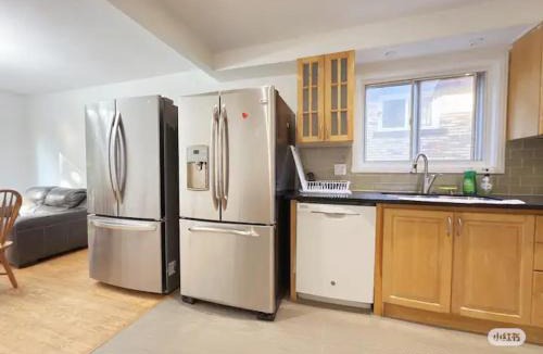 The Peanut House | Cozy Queen room with Shared Bath near Seneca Donmills Finch