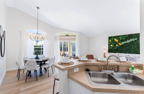 Westbury House | Cozy retreat 4BR private pool near Disney and Lego