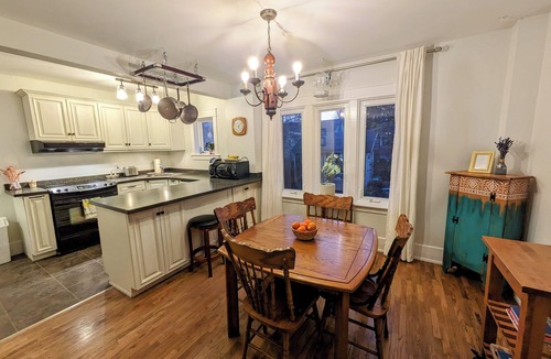 Guelph House | Cozy retreat home in Guelph. Pet-friendly!