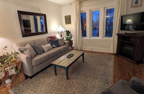 Guelph House | Cozy retreat home in Guelph. Pet-friendly!
