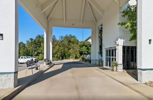 Cranberry Township Hotel | Cozy Retreat Near Pittsburgh & Local Attractions